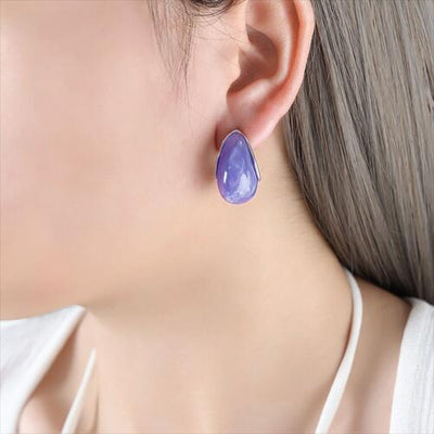 Resin Teardrop Earrings
Material: Resin, plastic
Care instructions: 1. Use a soft cloth to wipe. After each wear, you can use a soft cloth to wipe. 2. Avoid contact with water, as prolonge